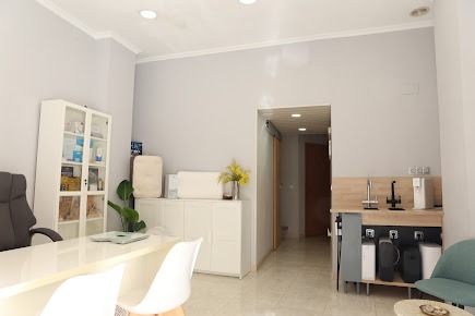 Interior del centro de bienestar Redescans con tecnologías de recuperación por infrarrojos, agua hidrogenada, quantum scio y colchones.